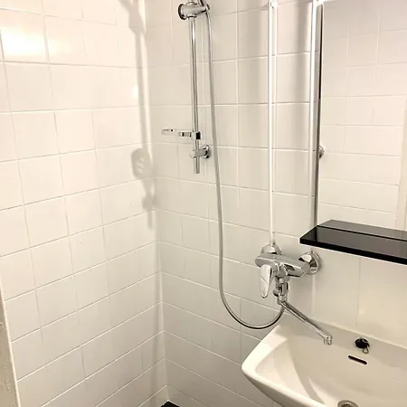 Yksioe Ilmaisella Autopaikalla Hillside *