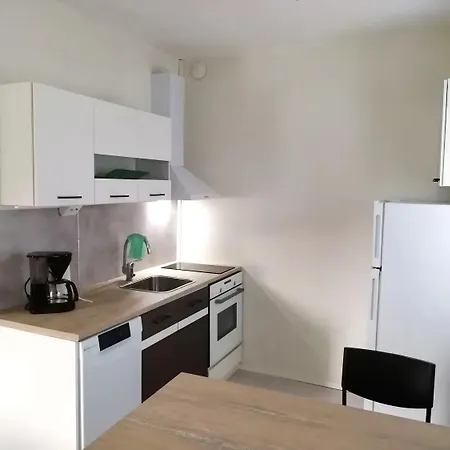 Yksioe Ilmaisella Autopaikalla Hillside